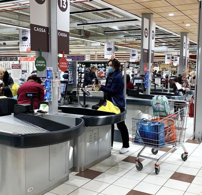 Con la mascherina a fare la spesa in un centro commerciale: un’immagine simbolo dell’emergenza coronavirus (Foto Nucci)