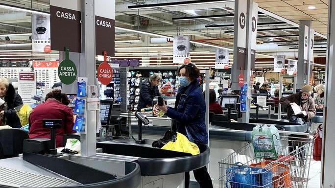Con la mascherina a fare la spesa in un centro commerciale: un’immagine simbolo dell’emergenza coronavirus (Foto Nucci)