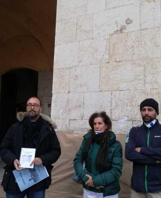 L’assessore Bedini (primo a sinistra) illustra il bilancio dei danni