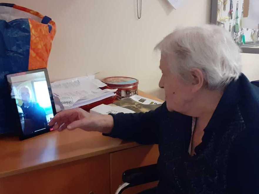 Coronavirus, video-chiamate ai parenti in casa di riposo per non rimanere soli dopo lo stop alle visite 