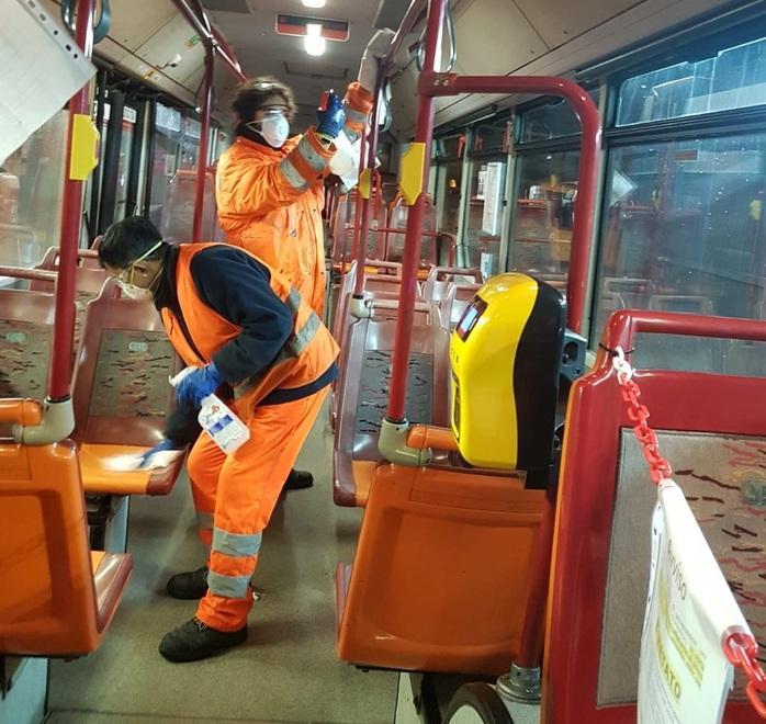 In autobus si può viaggiare ma con tutte le precauzioni