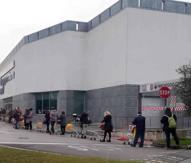 Caos e file ai supermercati E se prenoti la spesa on line consegna dopo il 25 marzo 