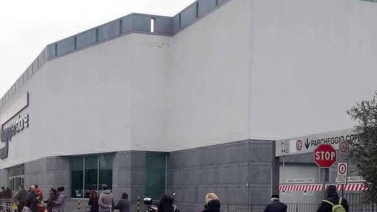 Caos e file ai supermercati E se prenoti la spesa on line consegna dopo il 25 marzo