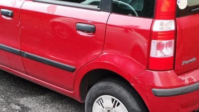 Gomme bucate in serie alle auto parcheggiate nella zona di Castagnola