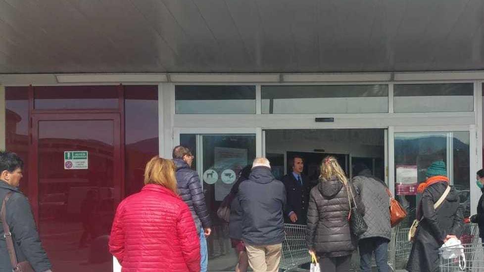 Fila fuori dai supermercati in attesa di fare la spesa