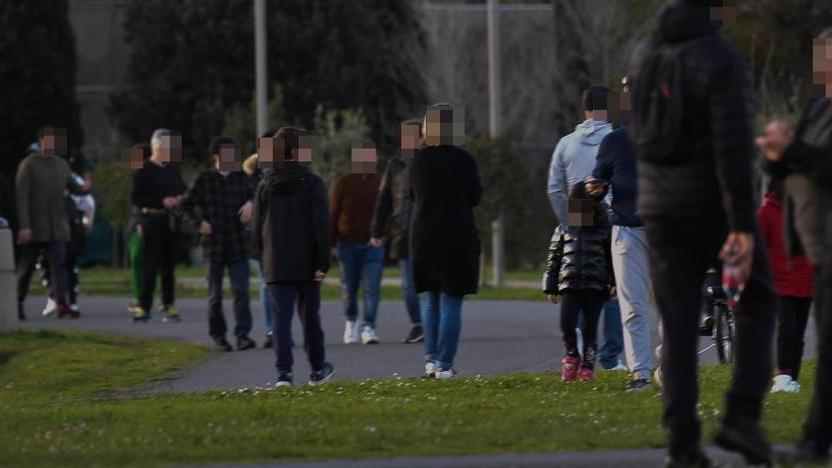 Pienone nei parchi pubblici della città nonostante il divieto di uscire da casa