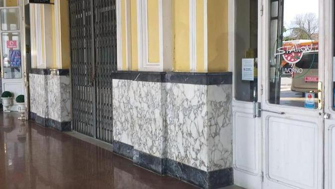 Stazione deserta con i negozi chiusi