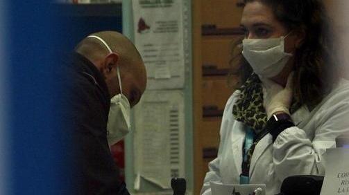 Muore d’infarto in farmaciasi scatena il panico ingiustificato