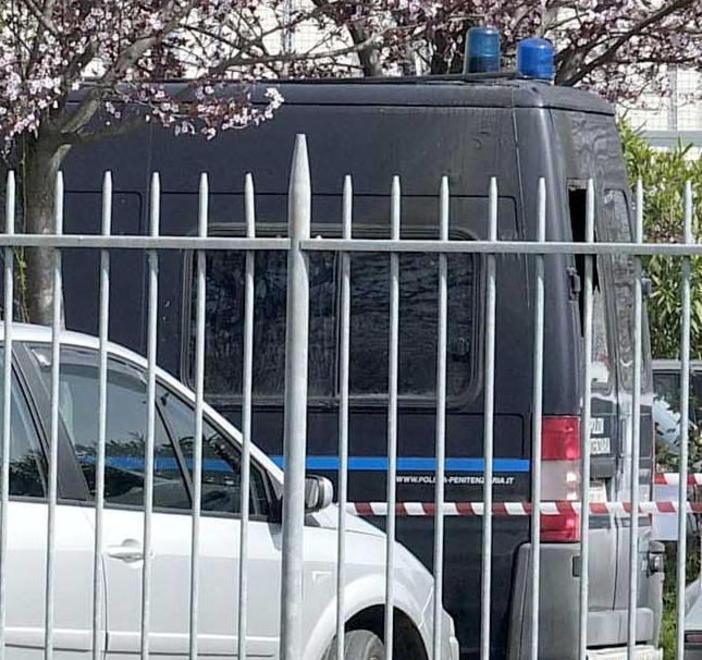 Incendiato un furgone della polizia penitenziaria 