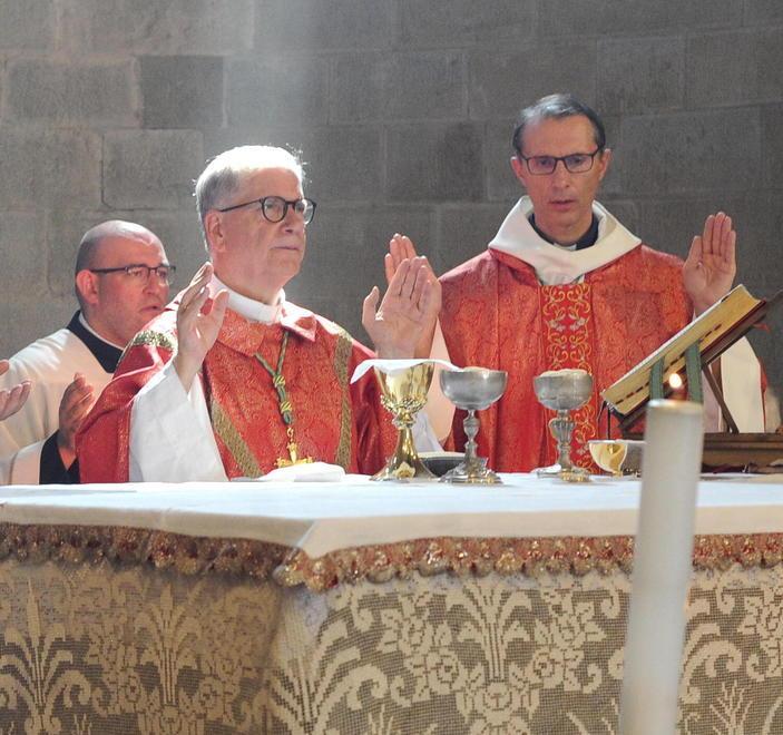 Messe soltanto a porte chiuse e il vescovo celebra in video 
