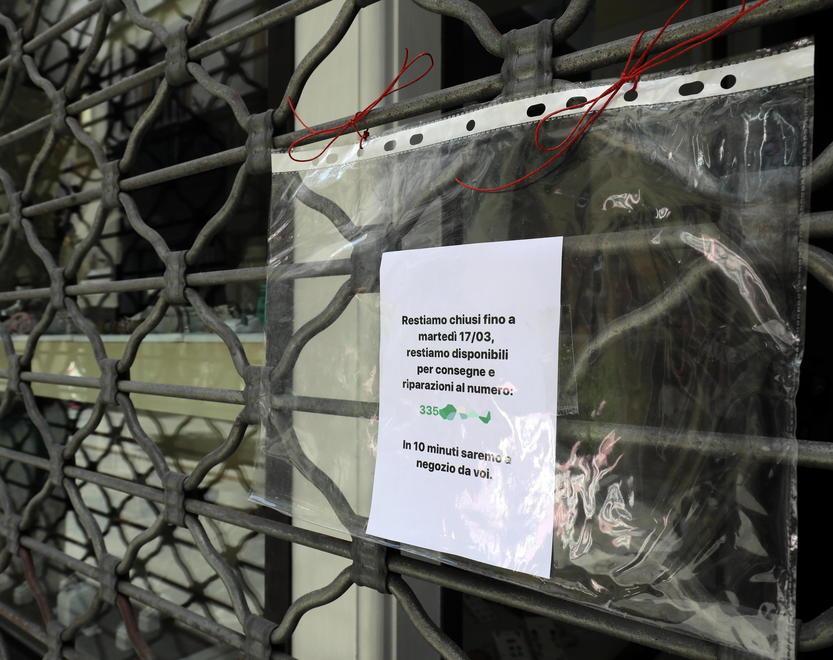 La decisione dei commercianti del centro «Chiudiamo, la salute di tutti viene prima» 