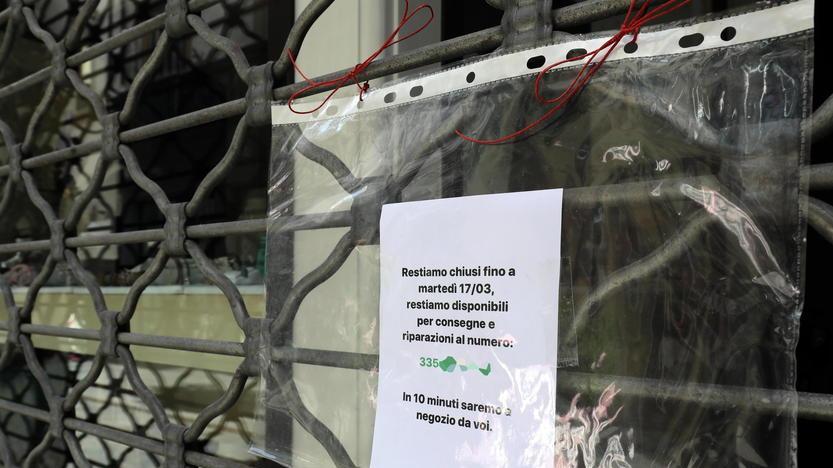 La decisione dei commercianti del centro «Chiudiamo, la salute di tutti viene prima»