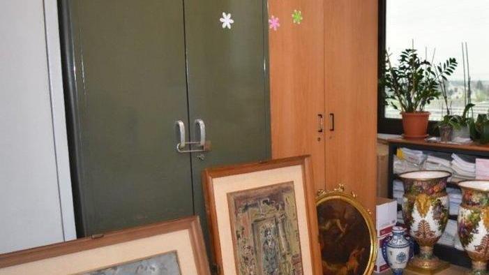 Cercano la droga e trovano opere d’arte rubate per 200.000 euro