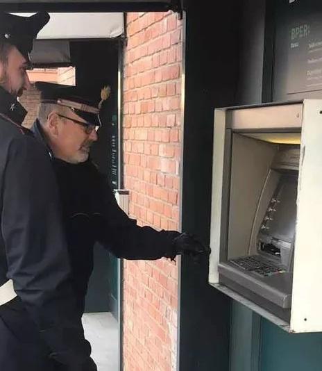 Si occupava dei cani E intanto prelevava denaro dal bancomat