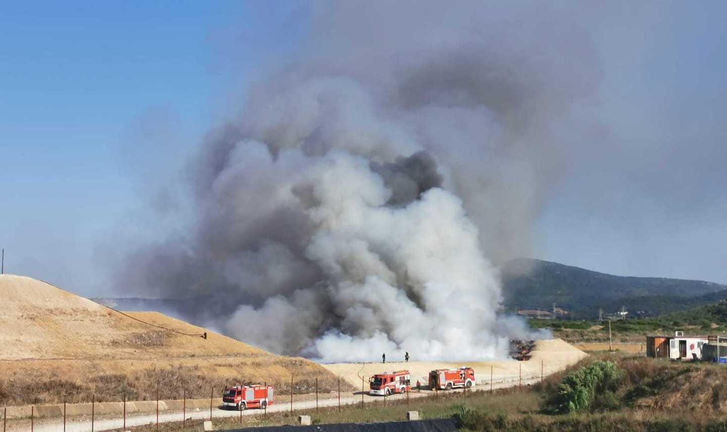 Incendio a Scala Erre, fiamme spente dopo ore