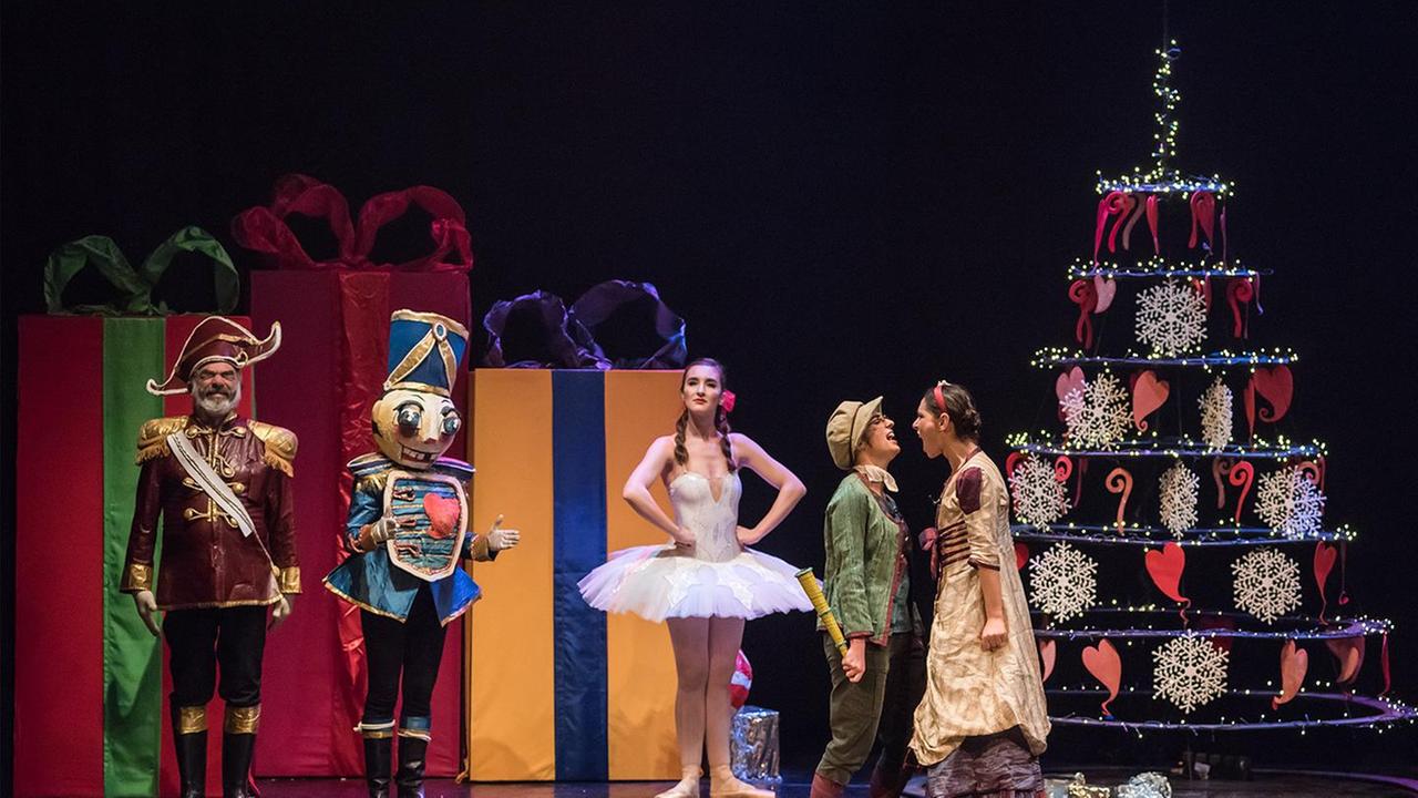 Scuole a teatro, danno inestimabile