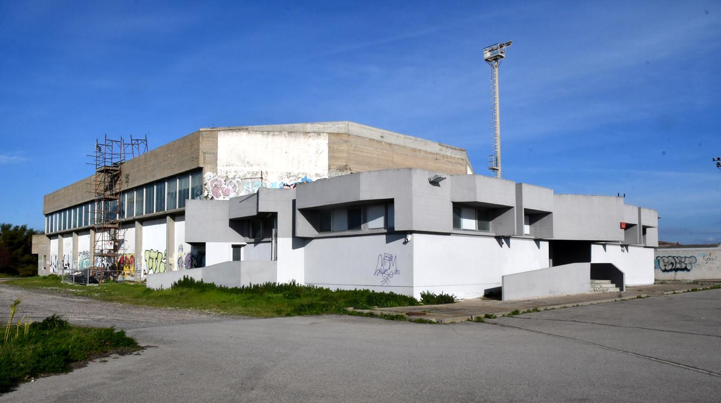 Tetto colabrodo, ma i lavori al palazzetto dello sport vanno al rallentatore