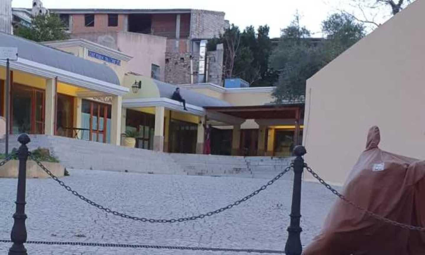 Alla Corte del re i vandali sui tetti