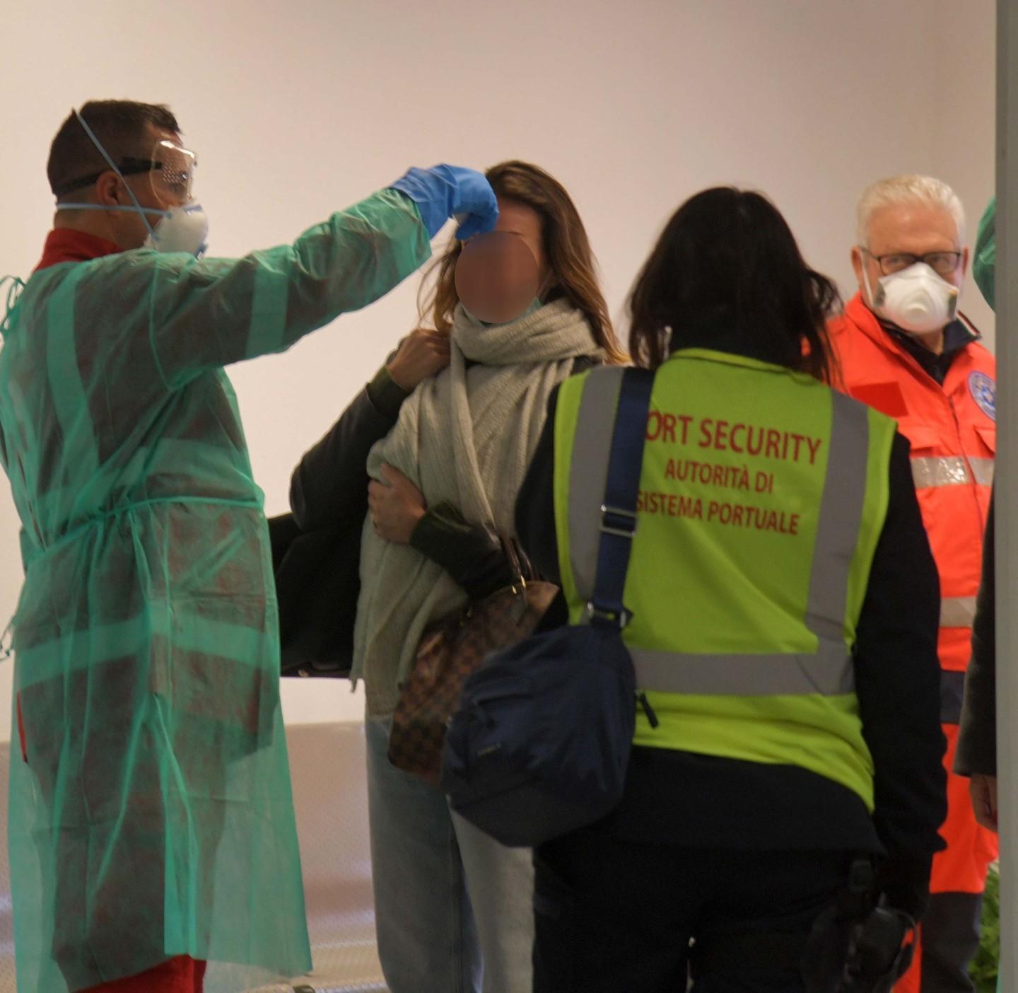Non si mette in isolamento lo portano a casa gli agenti 