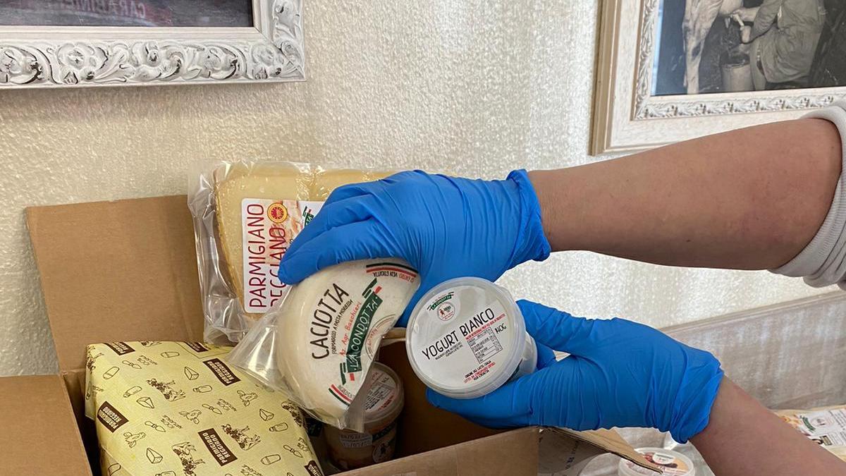 Modena Se non esci di casa Giulia, Federica e gli altri volontari fanno la spesa per te