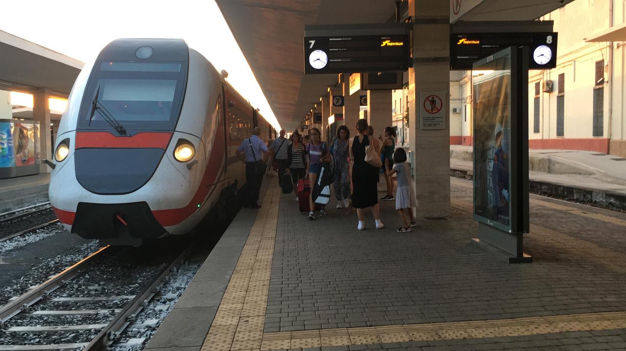 Cagliari, adolescente salta sui binari mentre gli amichetti filmano