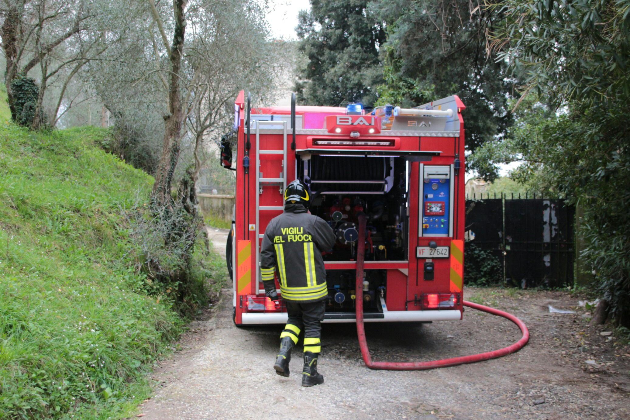 Si butta dalla finestra per evitare le fiamme, muore a 57 anni