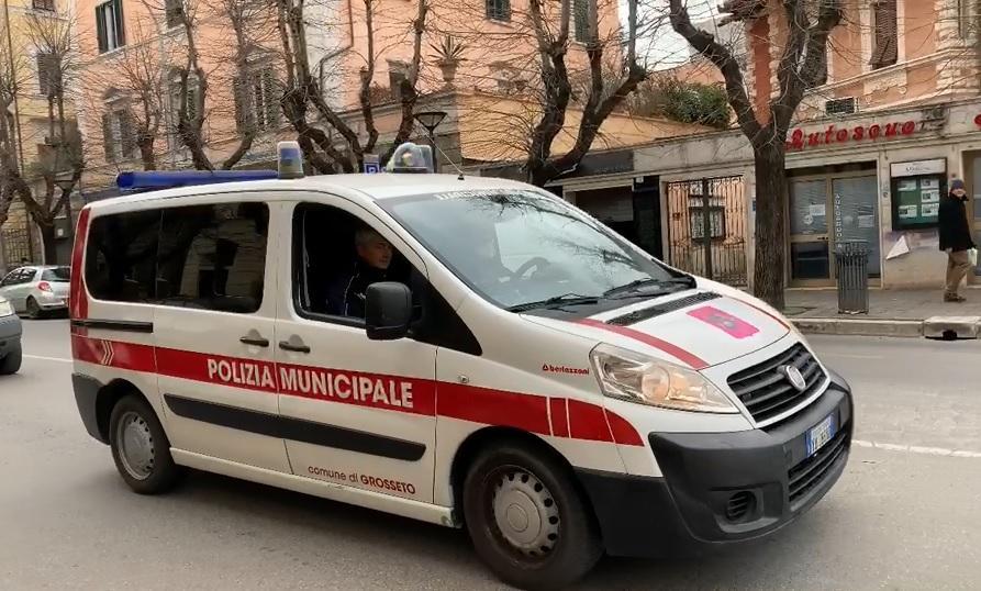 La Municipale avvisa i grossetani con il megafono: "Restate a casa"