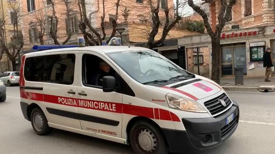 La Municipale avvisa i grossetani con il megafono: "Restate a casa"