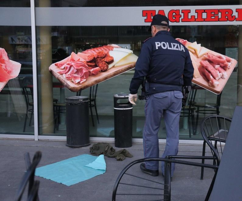 Accoltellato in strada, rischia la vita. La polizia ha fermato il coinquilino 