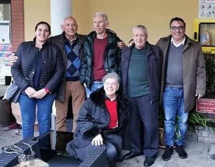 Giovanni Uberti è il secondo da destra, a fianco del sindaco Claudio Novoa, primo da destra