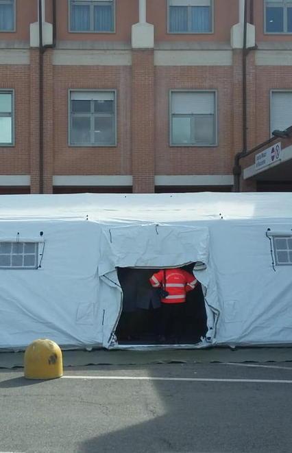 La tenda allestita all’esterno del pronto soccorso per il pre-triage