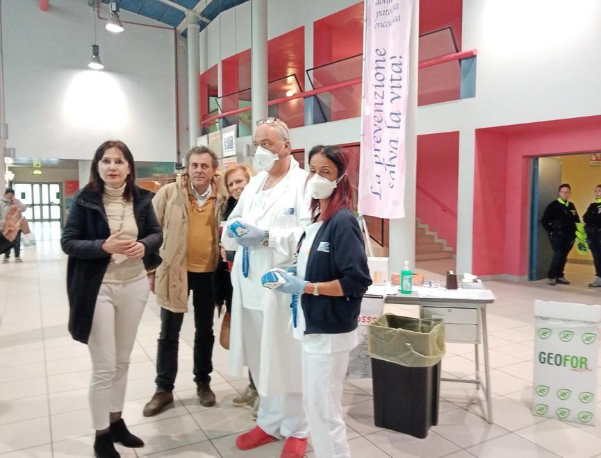 Personale sanitario con mascherina per l’allarme coronavirus all’interno dell’ospedale Lotti di Pontedera