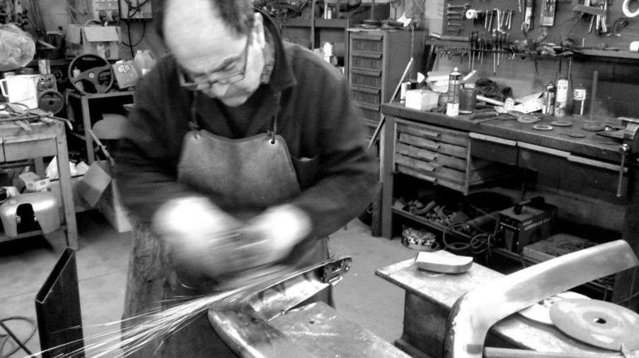 Vincenzo Marciano mentre lavora nella sua officina di Ponsacco