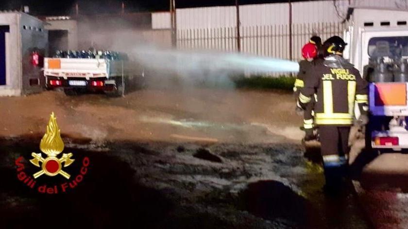Fuoco in un deposito di bombole di gas: i pompieri evitano l'esplosione