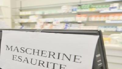 Nelle farmacie pistoiesi non si riescono a trovare mascherine di protezione (foto d’archivio)