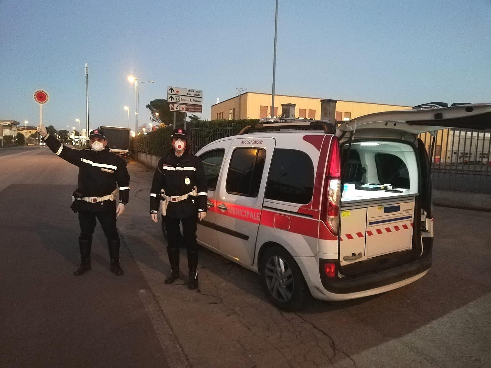 I controlli della municipale di Lucca