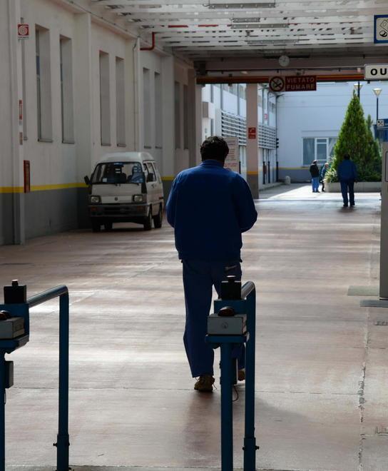 L’ingresso principale dello stabilimento Piaggio di Pontedera (foto Franco Silvi)