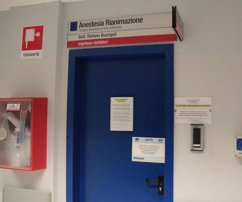 L'ingresso del reparto di rianimazione all'ospedale Versilia