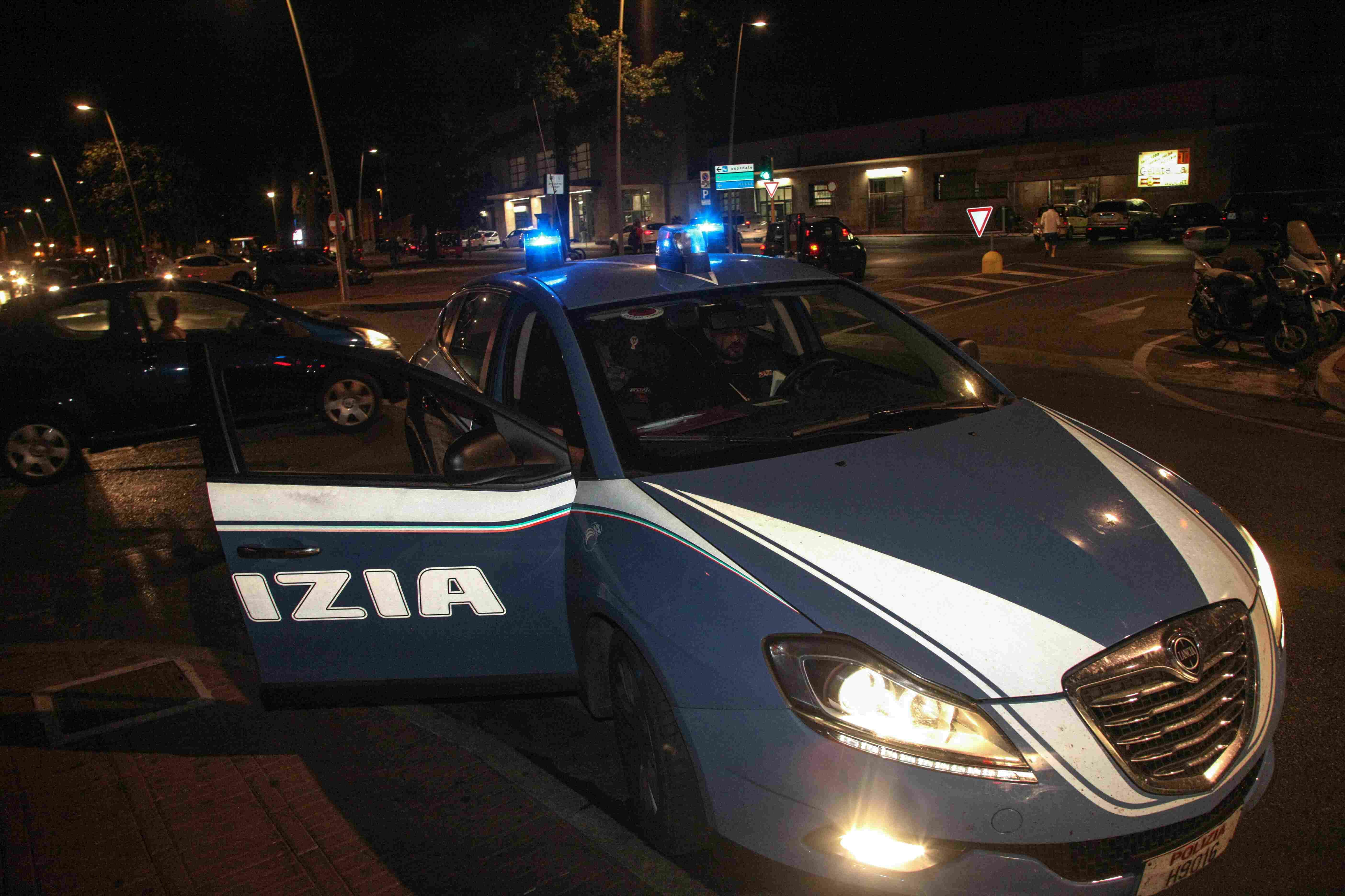 Una volante della polizia di Stato di Livorno (foto d'archivio)