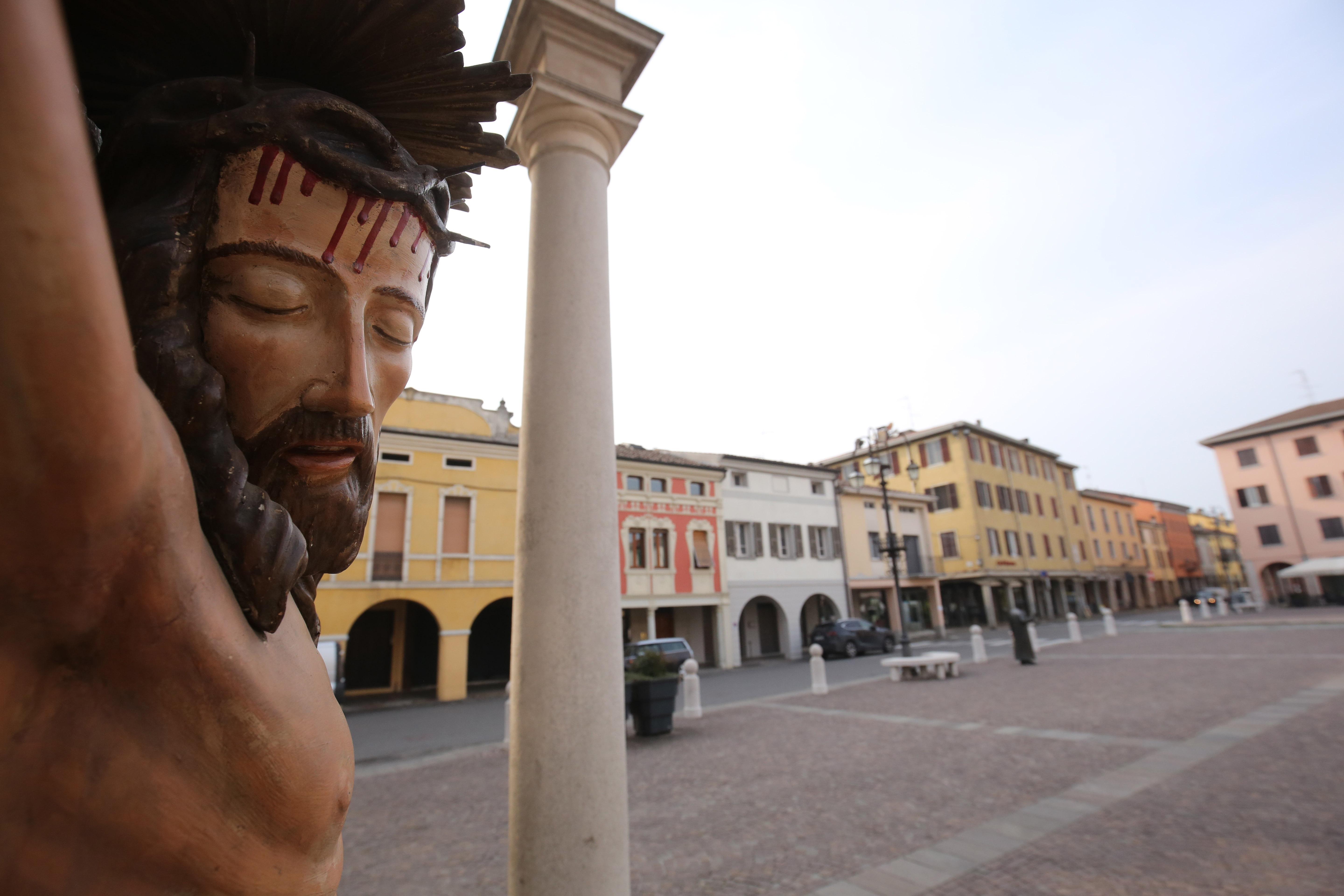 Il Cristo parlante di Don Camillo davanti alla chiesa per una preghiera contro il Coronavirus 