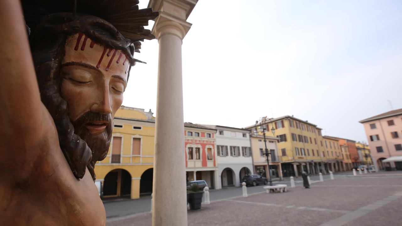 Il Cristo parlante di Don Camillo davanti alla chiesa per una preghiera contro il Coronavirus