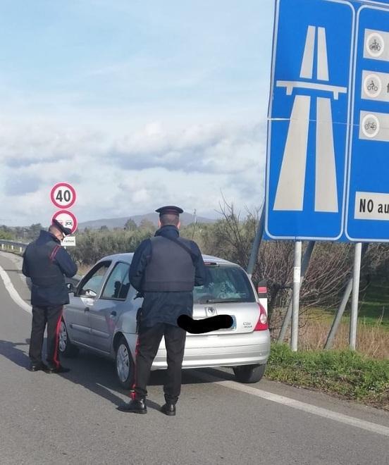 Un controllo dei carabinieri a La California, all'uscita dell'Aurelia