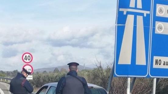Un controllo dei carabinieri a La California, all'uscita dell'Aurelia
