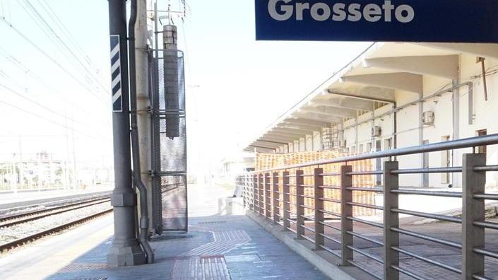 Arriva da Milano con il treno «Devo comprare i vestiti»