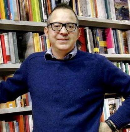 Chiude la libreria e consegna i libri a casa 