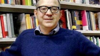 Chiude la libreria e consegna i libri a casa