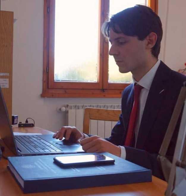 Si laurea via skype e festeggia in famiglia 