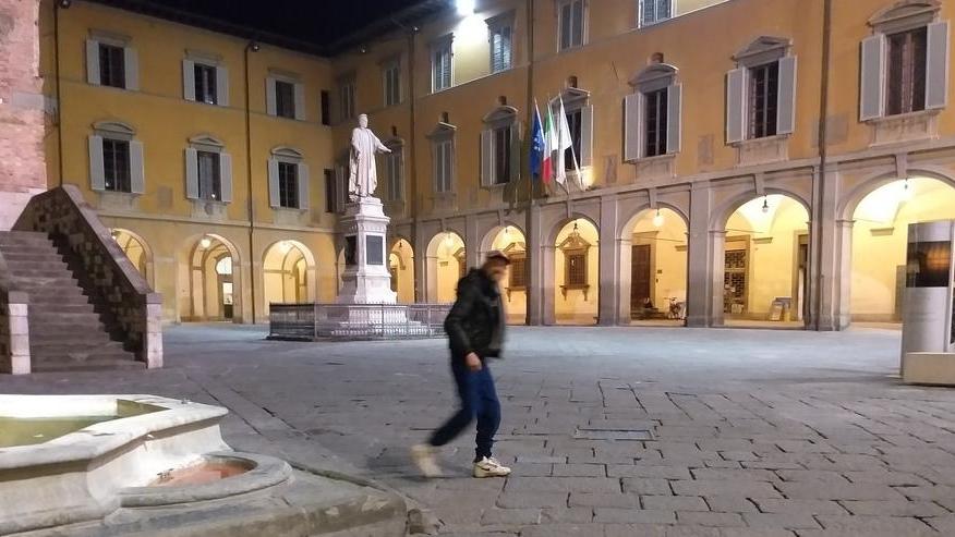 Il suono del silenzio nella prima notte di coprifuoco In piazza solo Tonino