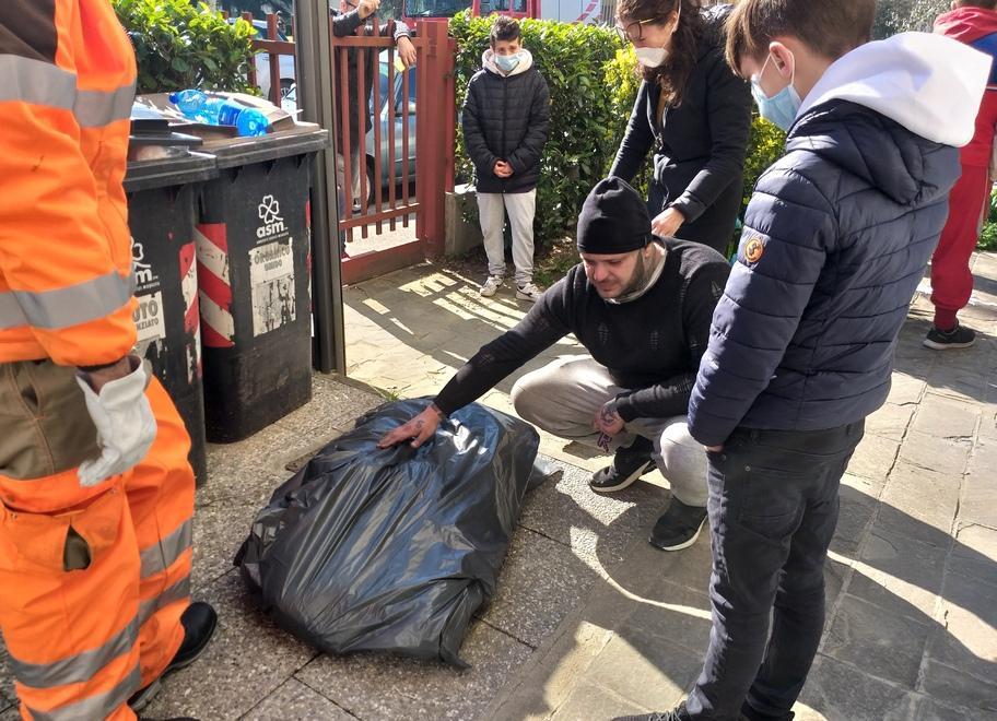 «Mi sono appeso al balcone per sfuggire alle fiamme» 