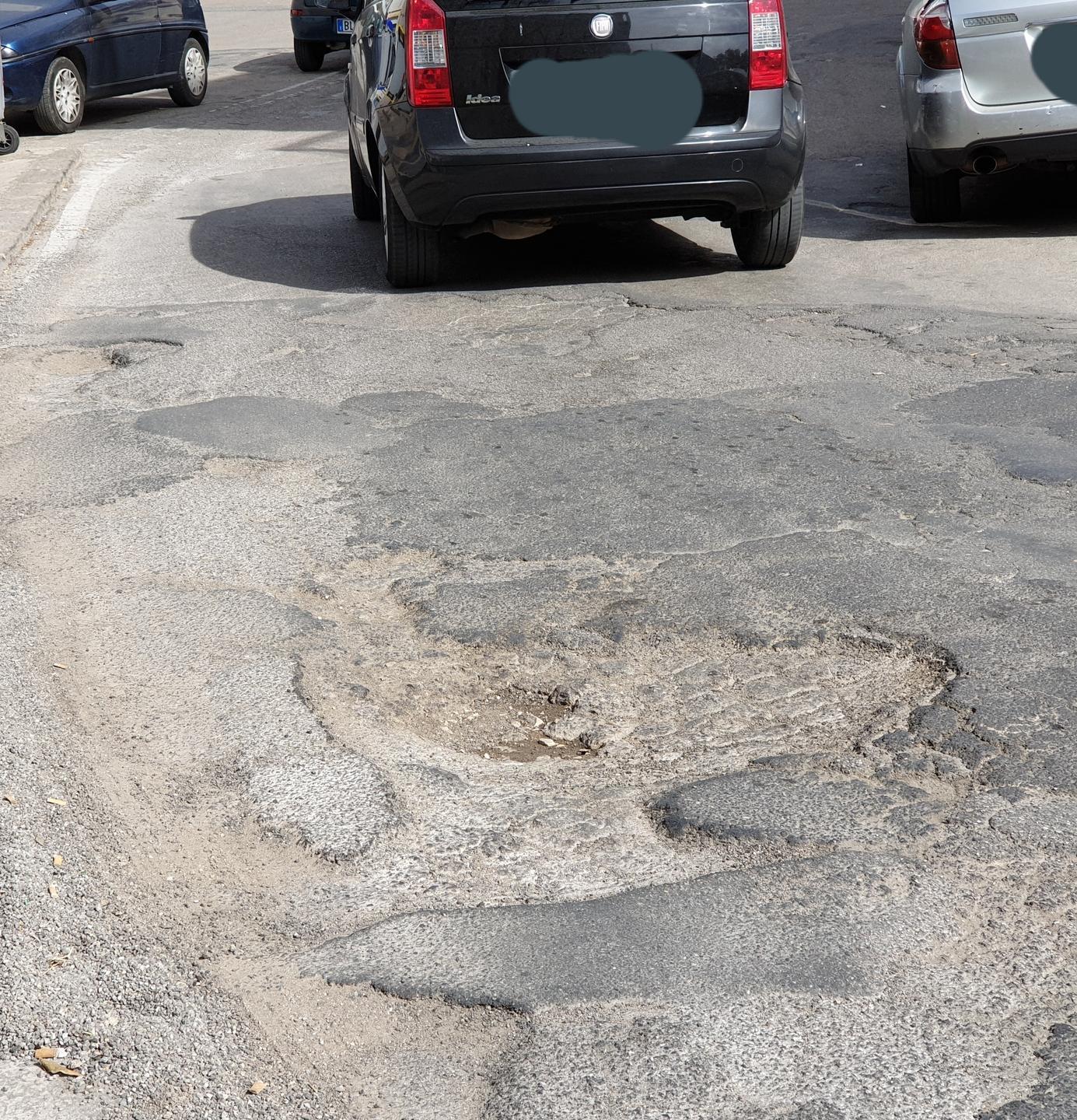 Asfalto distrutto in via Prunizzedda